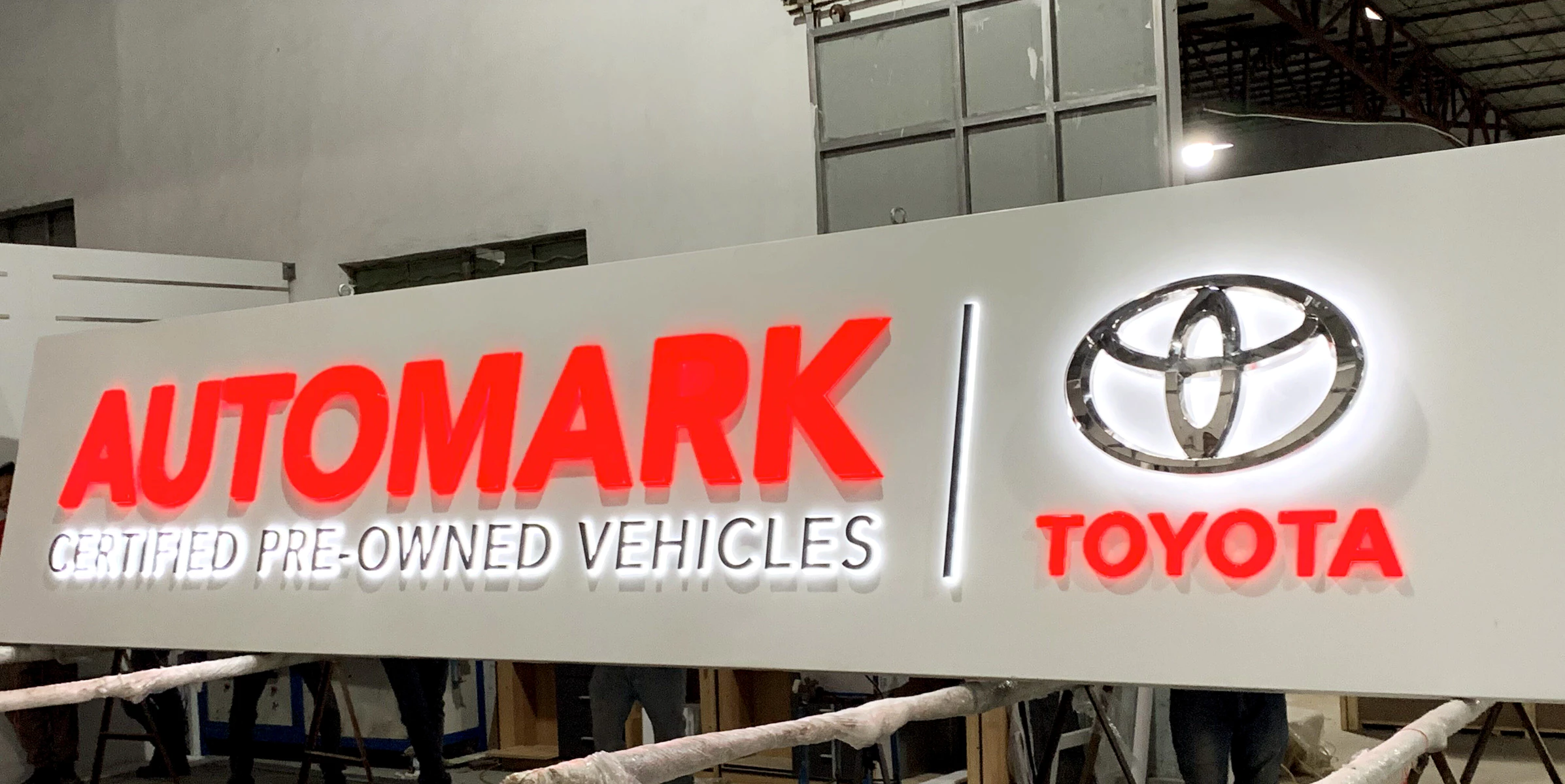 Night view illumination test of car dealership pylon sign ensuring high brightness