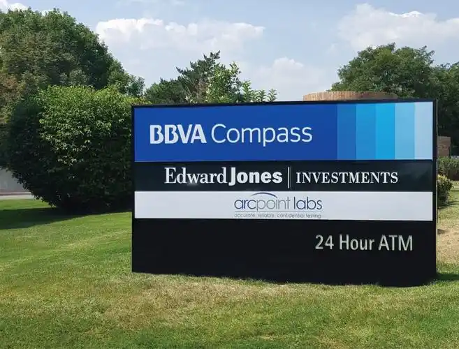 Commercial entrance pylon and monument sign application