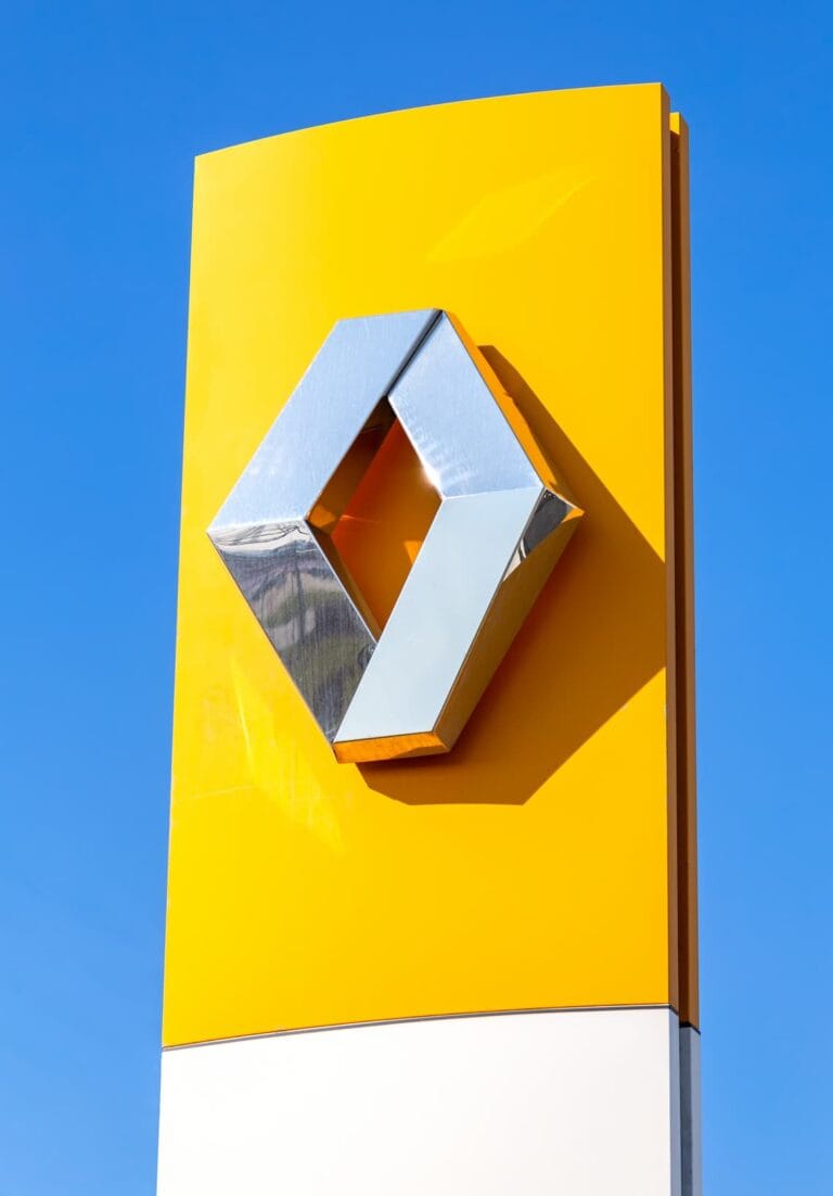 Illuminated outdoor pylon sign featuring the Renault automotive brand logo